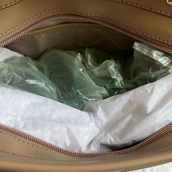 MICHAEL KORS-NWT Winston MD TZ Pocket Tote Bag in Camel - Picture 11 of 13